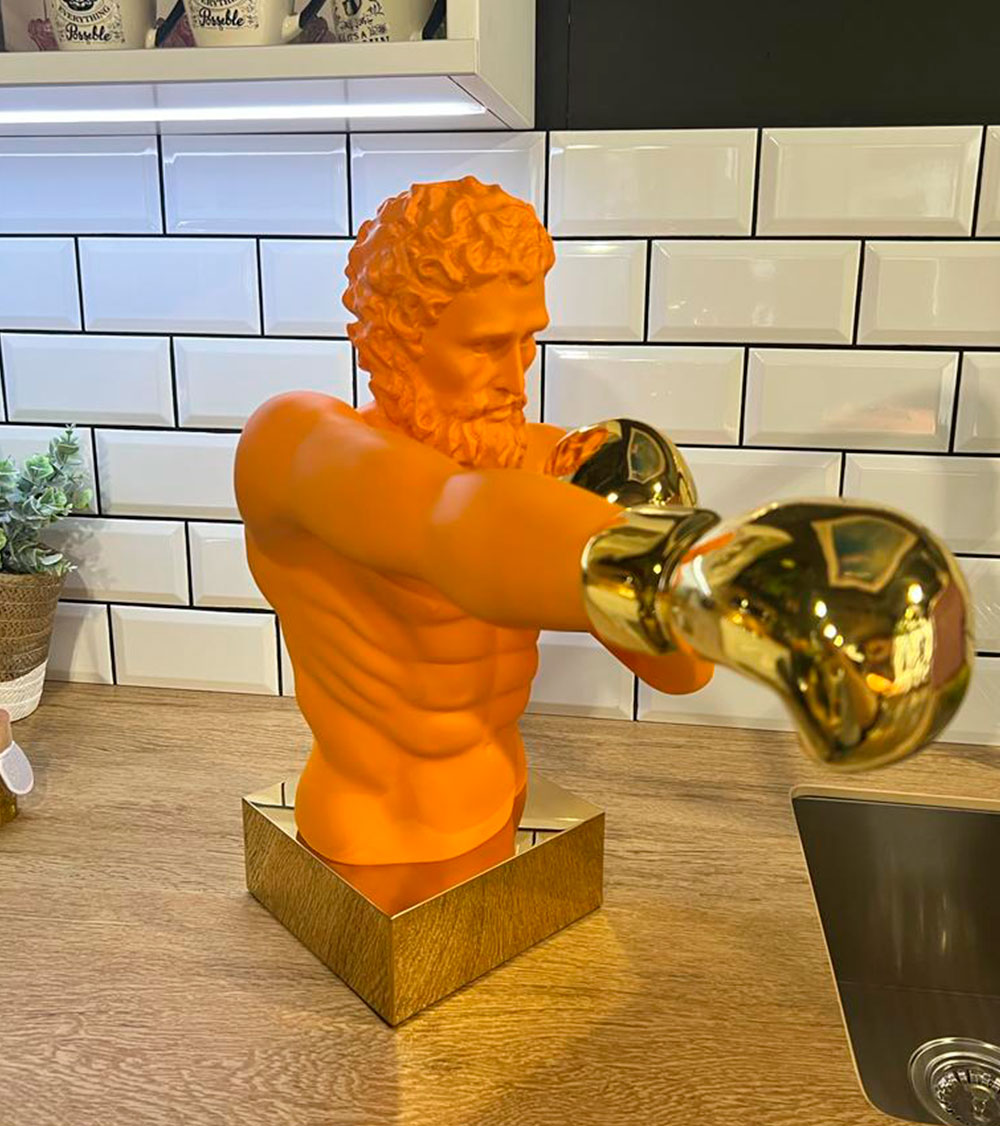 Busto naranja de Zeus boxeador en Kynda, estudio de interiorismo y alta decoración de Albacete